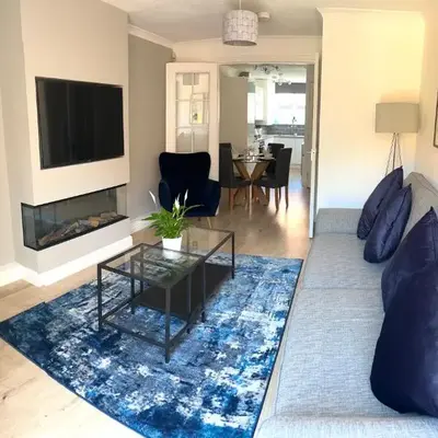 3 bedroom - 2 bathroom Townhouse in Corstorphine Near Murrayfield Stadium - Direct Bus To Edinburgh City Centre in 20 Minutes - Two Private Parking Spaces - Private Sunny Garden - Recently Refurbished