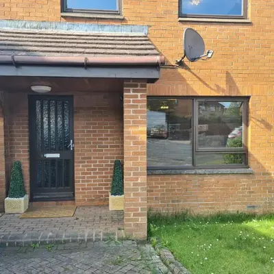 Travel Host 3 BEDROOM HOUSE WITH FREE PARKING