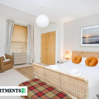 Large 2 Bed Edinburgh City Centre Apartment - FREE Parking