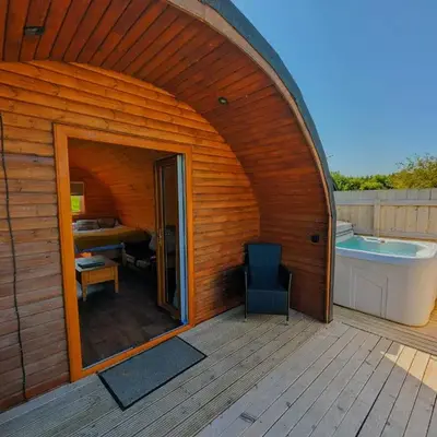 Pond View Pod 2 with Private Hot Tub - Fife - Loch Leven - Lomond Hills