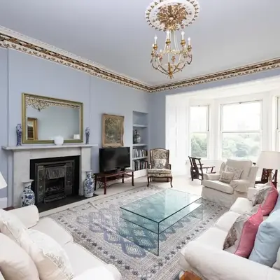 Deluxe 3-bedroom Apartment on Princes Street overlooking Edinburgh Castle