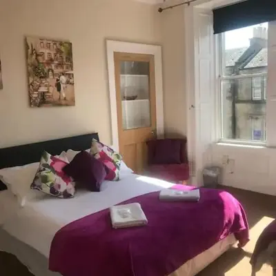 Central 3 bedrooms apartment for upto 6