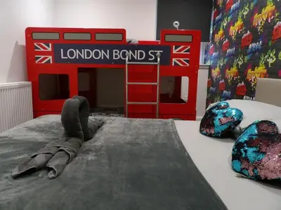 a red bunk bed with aondon bond street sign on it at Modern 3BHK near Edinburgh zoo in Edinburgh