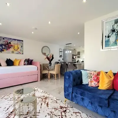 Three Bedrooms House By Sensational Stay Short Lets & Serviced Accommodation With Free Parking & Wi-fi