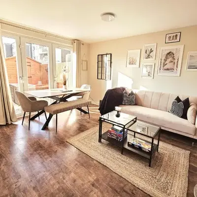Modern 5 Bedroom Townhouse with Free Parking