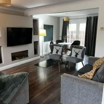 15 min drive to airport 20 min to Loch Lomond and city center