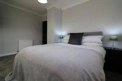 Gallery image of Signature - Sunnyside House in Holytown