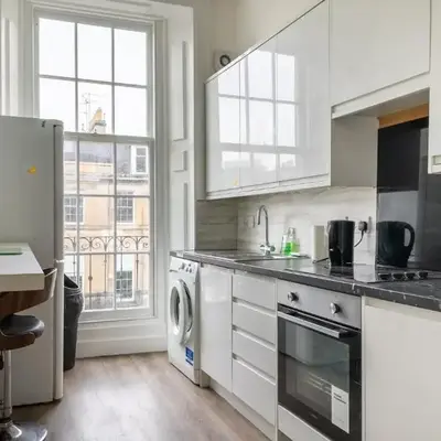 Bright High-Ceiling 2BD Flat - Central Edinburgh!