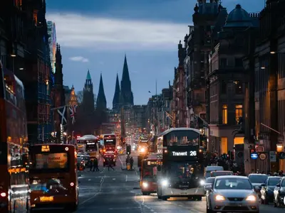 a busy city street filled with lots of traffic at E'holidays in Edinburgh