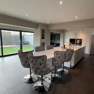 Large Modern Family Home in Murrayfield - Very close to City Centre - 10 mins by Direct Bus - Private Driveway & Garden