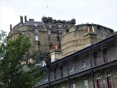 a large castle is behind a building at Grassmarket Studio in Edinburgh