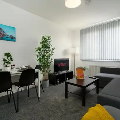 Free Parking - 2 Bedroom Flat-by Holiday Homes
