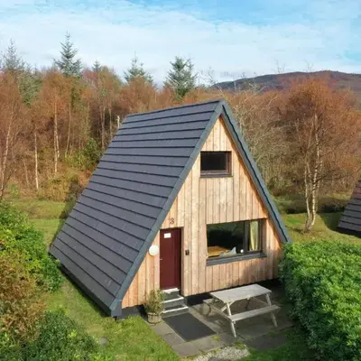 1 Bedroom Cabin with Mountain & Loch Views - Quiet Location between Glencoe & Ben Nevis