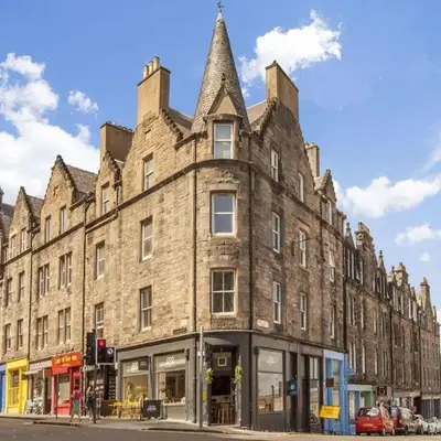 Spacious boutique two-bedroom apartment next to the castle