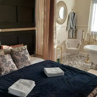 Luxurious room with a private bathtub and shared toilet and kitchen 10mins from City Centre