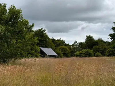 an old barn in the middle of a field at Green Oak Nature Retreat in Dunfermline