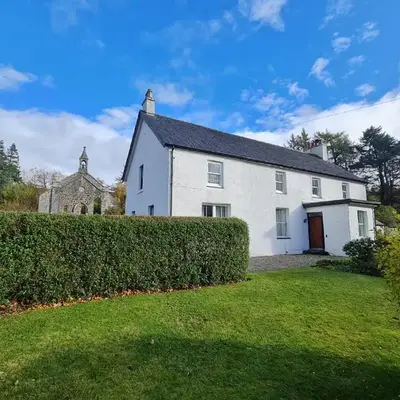 Glenrigh House - beautiful garden with old church ruin