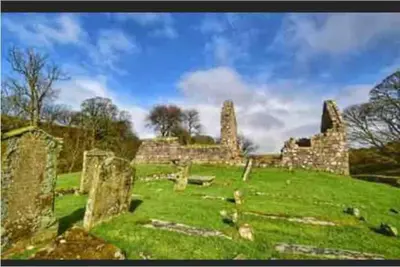 an old stone building on a grassy field at Fraoch, Pets welcome in Port Bannatyne