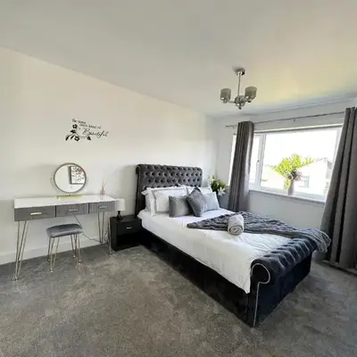 Elite 3 bedroom family house with free parking