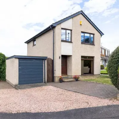 20 mins to Edinburgh 3 bedroom detached family house Wi-Fi Parking