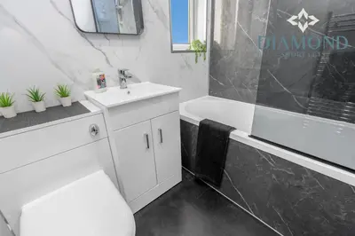 a bathroom with a sink and a tub and a toilet at Brand New 4 Bedroom House - Sleeps 4 Fully Equipped, Free Parking, WiFi, Perfect for CONTRACTORS by Diamond Short Lets in Rosyth
