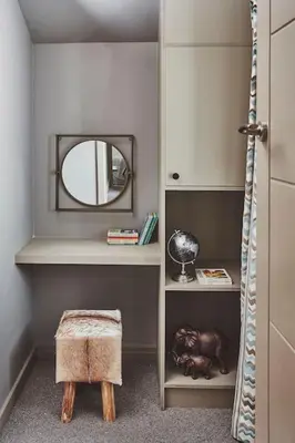 a dressing room with a mirror and a stool at Craig Chat in Oban