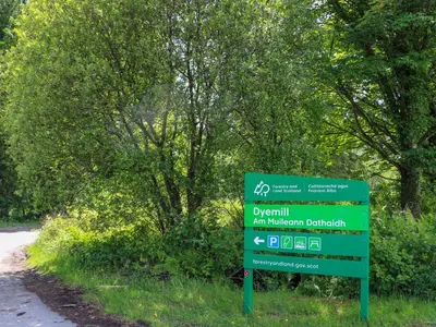 a green sign on the side of a road at Lodge 6 - 