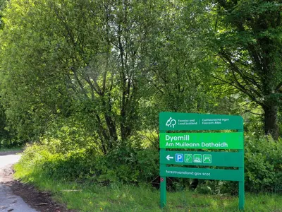 a green sign on the side of a road at Lodge 5 - 