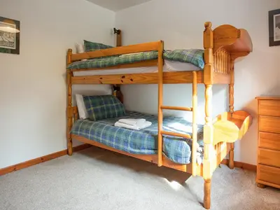 a bedroom with bunk beds in a room at Aonach Cottage - Uk41932 in Glencoe