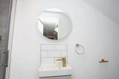 a bathroom with a mirror and a sink at Three Bedroom Upper Flat in Jordanhill in Glasgow
