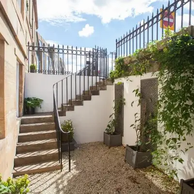 Charming Sandstone-Basement Apartment in West End