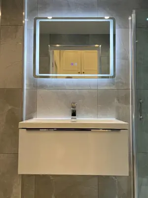 a bathroom with a sink and a mirror at Edinburgh city centre 1Bed flat near Castle & Uni in Edinburgh