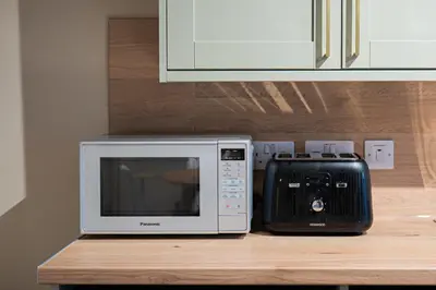 a microwave and a toaster on a counter in a kitchen at Taynuilt Inn Apartments in Taynuilt