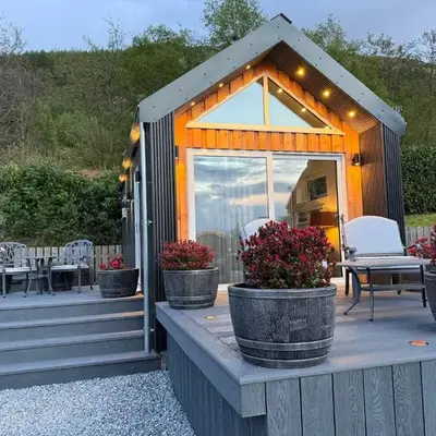Tumpseys Hideaway with Hot Tub & Sunset Loch Views