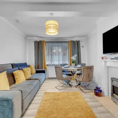 3 Bedrooms Homely House in Motherwell Sleeps 8 comfortably with 6 double beds Near Glasgow Edinburgh Free Private Parking Business Travellers Contractors Holiday Goers Near all Major transport links