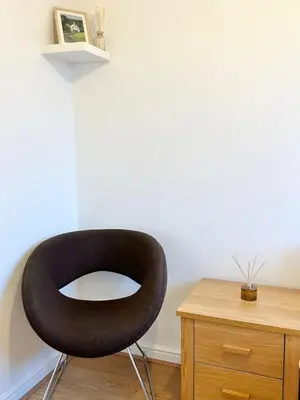 a black chair sitting next to a wooden desk at KH-Entire House -Central Scotland, Self-Check-in , Pet-friendly and with Parking in Falkirk