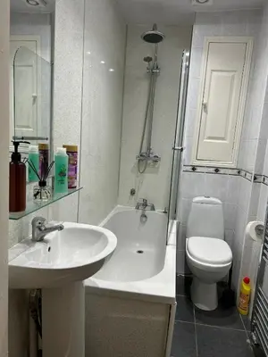 a bathroom with a sink and a tub and a toilet at VS-Entire Flat-Central Scotland-Falkirk, Self-Check-in , Pet-friendly with Parking in Falkirk