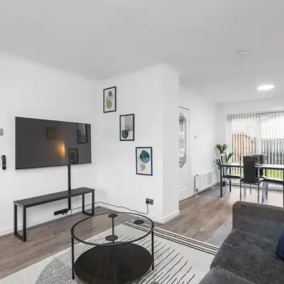 Modern 3 Bed Home in Bathgate with Garden