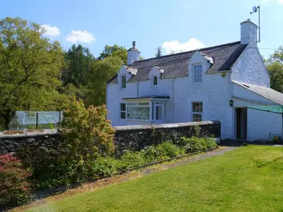 a white house with a garden in front of it at Shinnel House in Thornhill