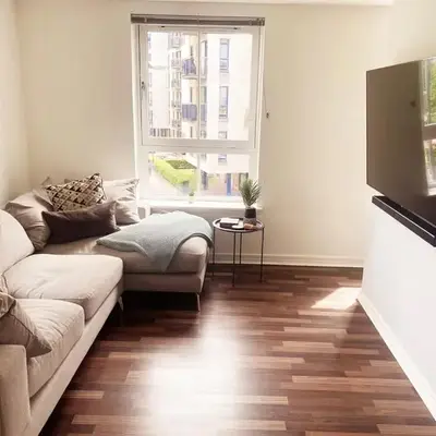 Modern Two Bed Glasgow Apartment with Free Parking