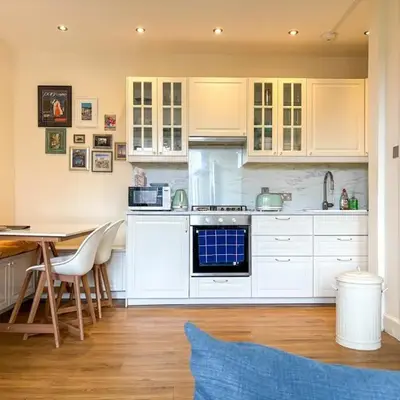Bright Top Floor 2BR Apartment in Morningside