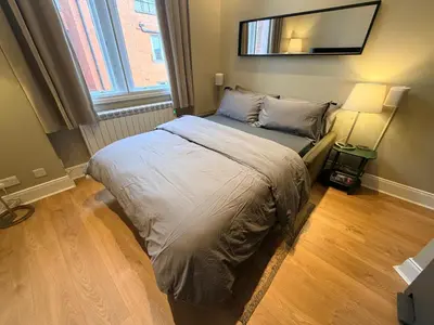 a bedroom with a bed and a mirror on the wall at Quiet City Centre, King & Sofa Bed in Glasgow