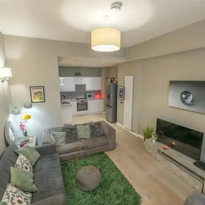 Modern Main Door Flat Edinburgh City Center