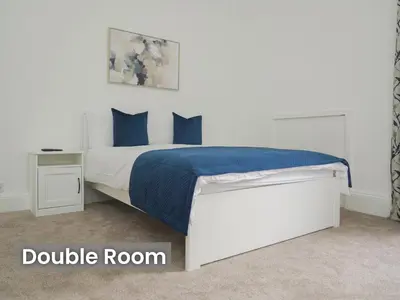 a bedroom with a bed with a double room at Edinburgh Modern Apartment in Haymarket, city centre in Edinburgh