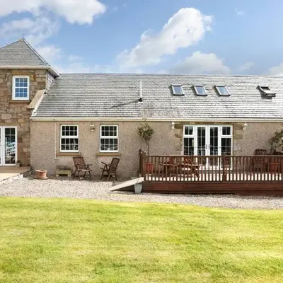 JOIVY Greenknowes Farmhouse with Hot Tub and Bar