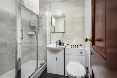 a bathroom with a toilet and a sink and a shower at Cheerful 1 Bedroom Homely Apartment, Sleeps 4 Guest Comfy, 1 x Double Bed, 1 x Sofa Bed, Parking, Free WiFi, Suitable For Business, Leisure Guest,Glasgow, Glasgow West End, Near City Centre, Perfect for Common Wealth Games 2026 in Glasgow