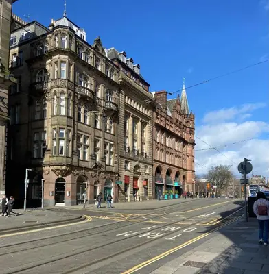 an empty street in front of a large building at Haymarket Centro , Flat familiar quarto privativo banheiro compartilhado in Edinburgh