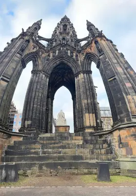 an arch in the city of edinburgh at Haymarket Centro , Flat familiar quarto privativo banheiro compartilhado in Edinburgh