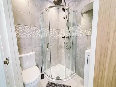 a bathroom with a shower and a toilet at Itohan 3-bed Cottage Flat in Glasgow
