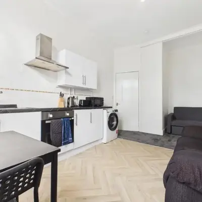 West End Traditional Flat with Free Parking